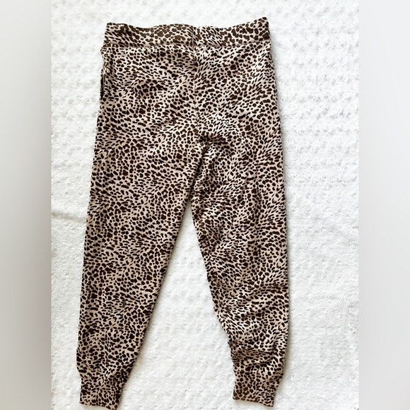 NWT- MONROW Leopard Jogger Sweatpants Cashmere Blend - Picture 4 of 12